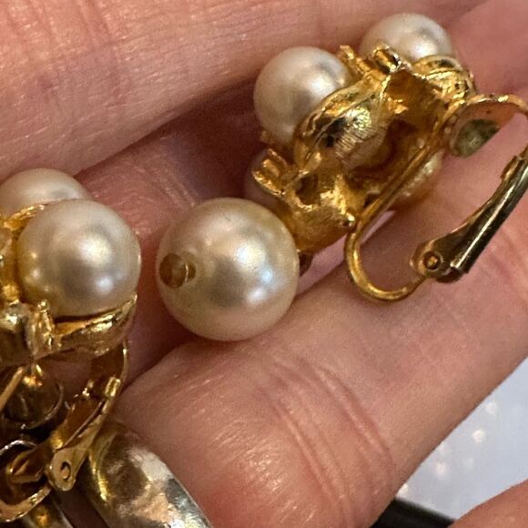 Elegant Vintage Gold and Pearl Drop Clip on Earrings - Picture 4 of 5